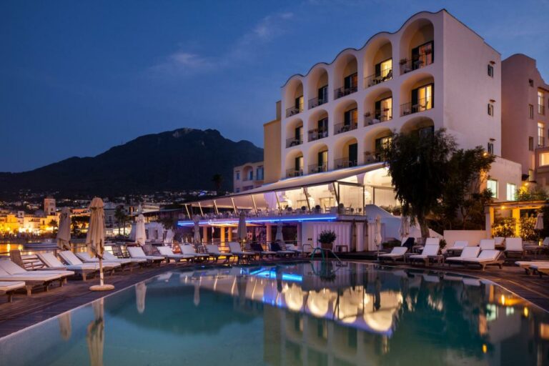 Albergo Della Regina Isabella beach resort2 768x512