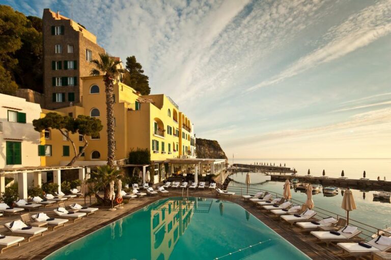 Albergo Della Regina Isabella beach resort8 768x512