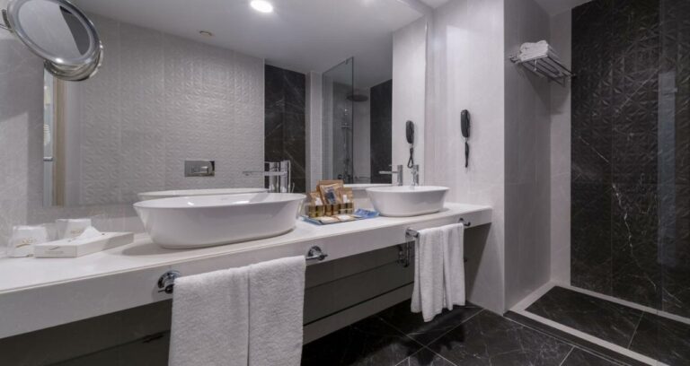 Concorde de luxe resort beach2 768x408