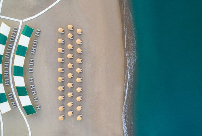 Concorde de luxe resort beach5 768x517