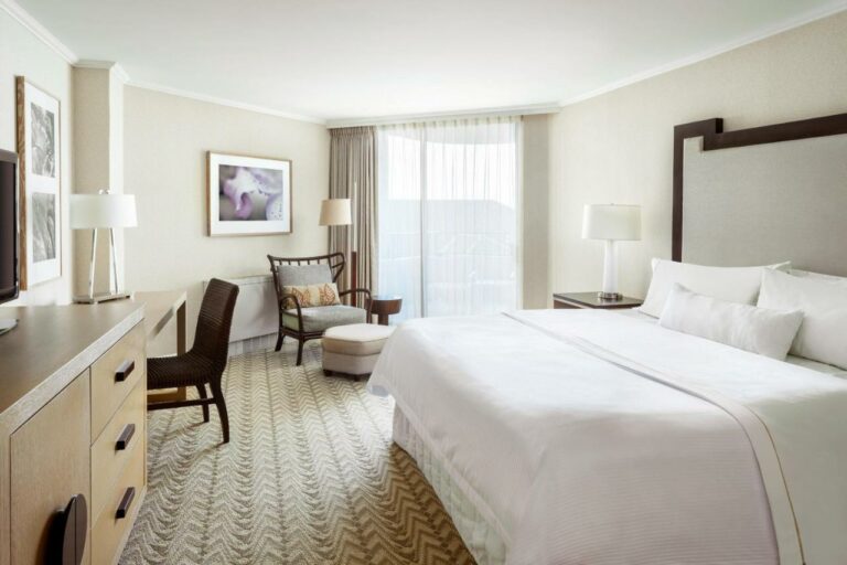 moana surfrider a westin resort spa waikiki beach hotel14 768x512