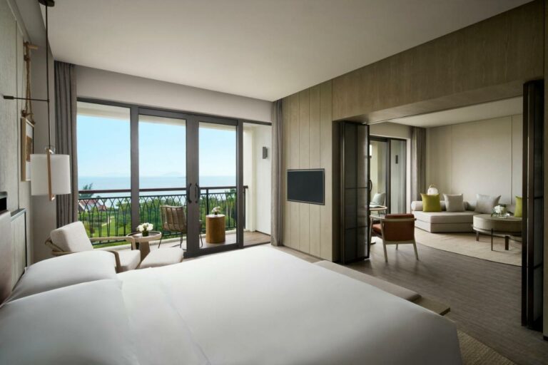 sanya marriott yalong bay resort spa beach3 768x512