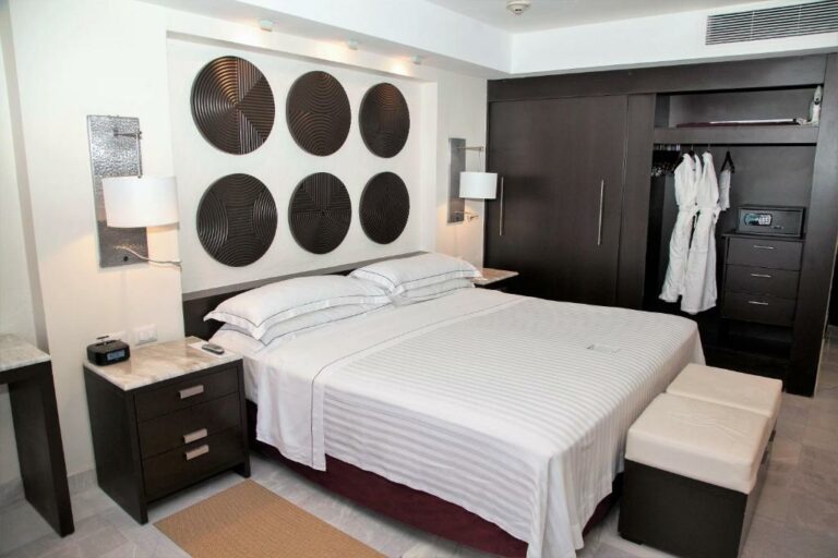 hotel occidental puerto vallarta 10.jpg 768x512