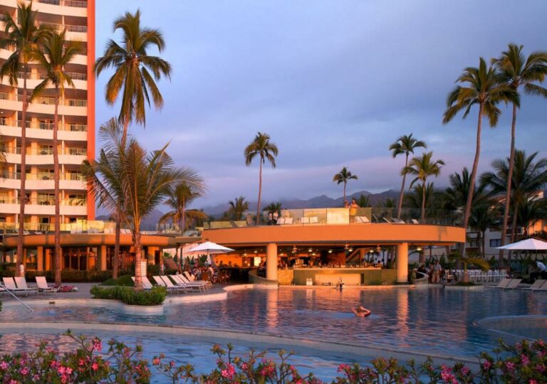 hotel sunset puerto vallarta 3.jpg 768x540