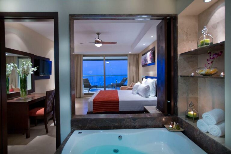 hotel sunset puerto vallarta 7.jpg 768x512