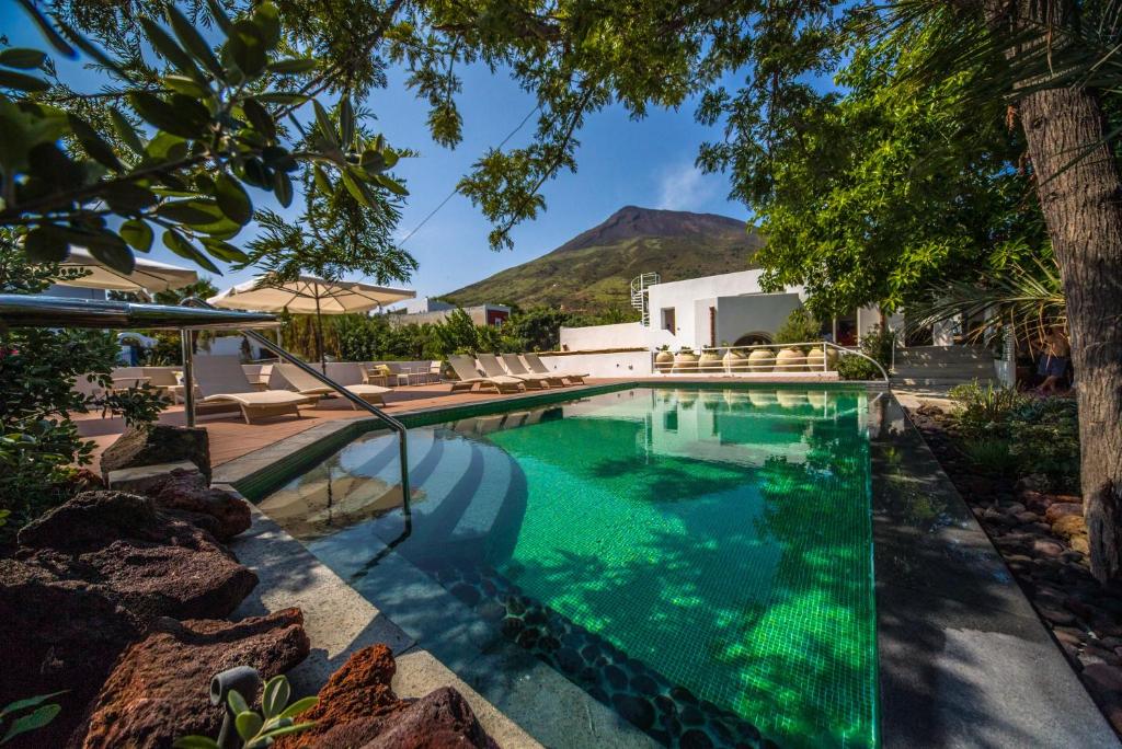 gabbiano relais stromboli beach hotel sicily