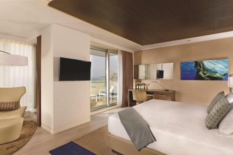 ritz carlton beach hotel 8 768x512