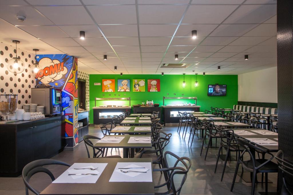 hotel casual pop art 5