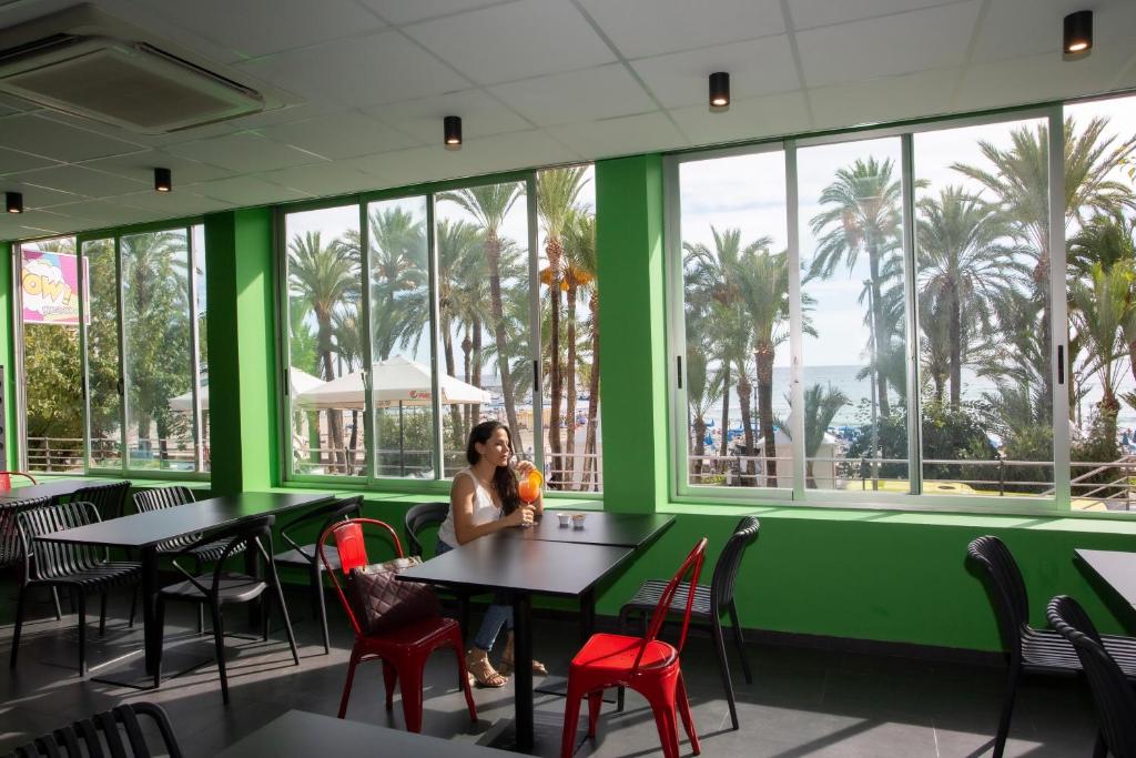 hotel casual pop art 6