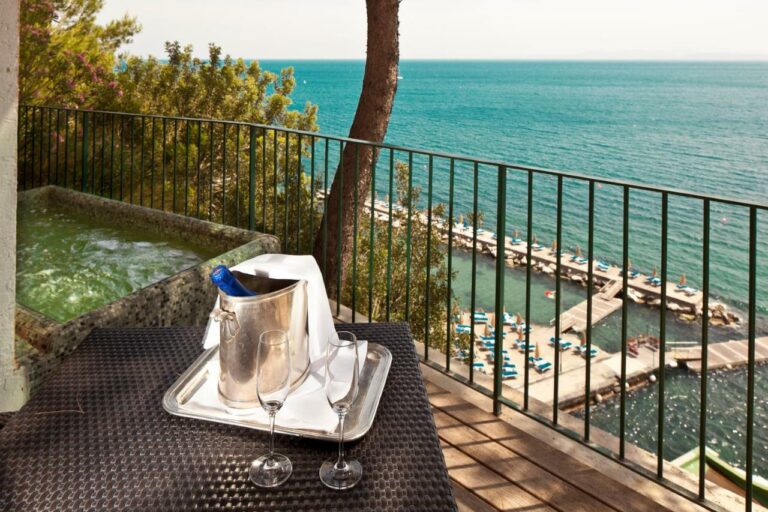 Albergo Della Regina Isabella beach resort5 768x512